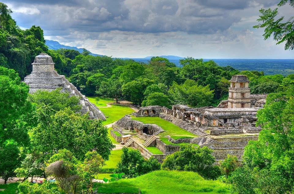 Le Palais et le Temple des Inscriptions sur le site archéologique de Palenque, au Chiapas