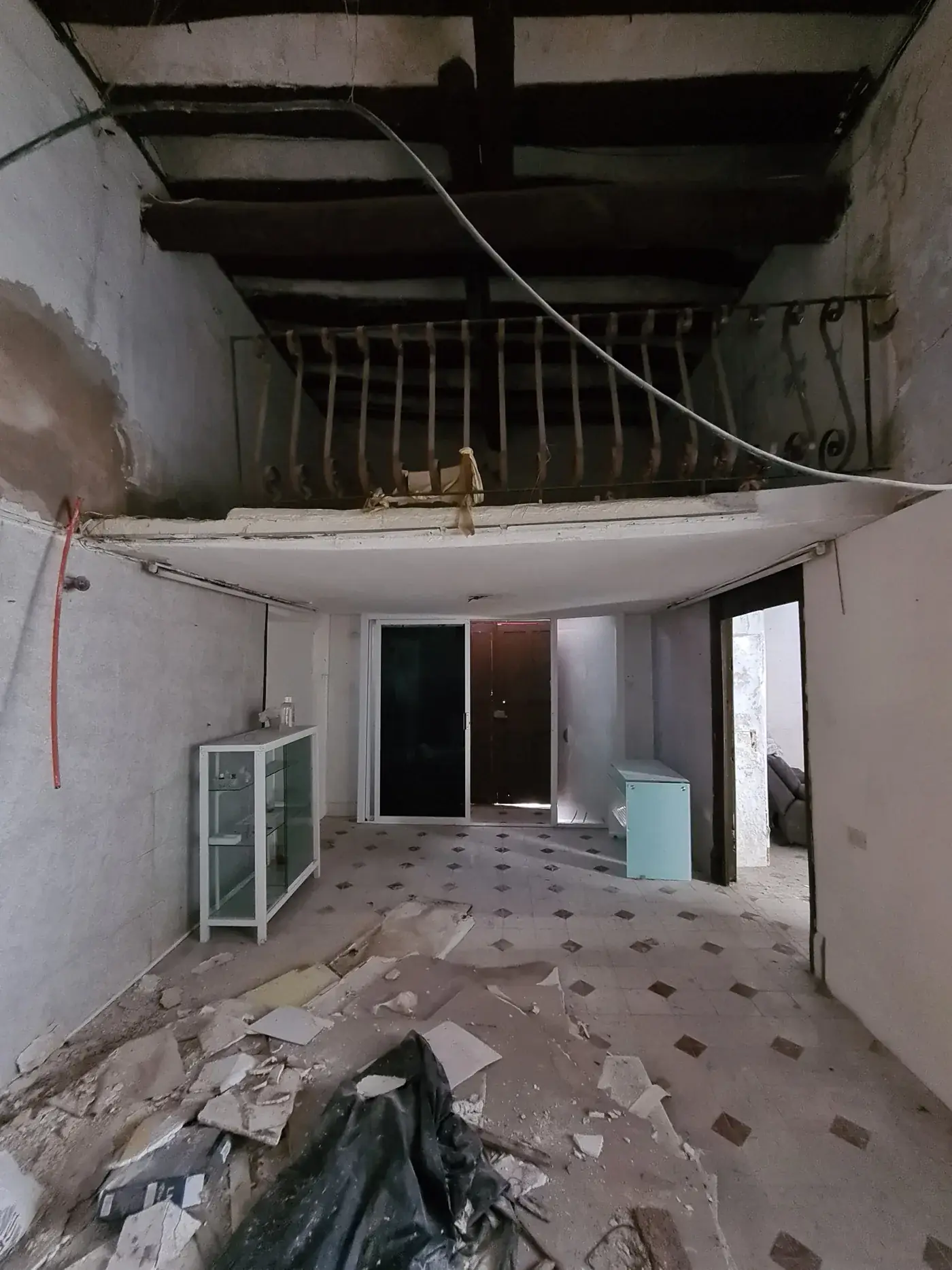 Techumbre baja y deteriorada de Casa Ex Templo antes de la restauración