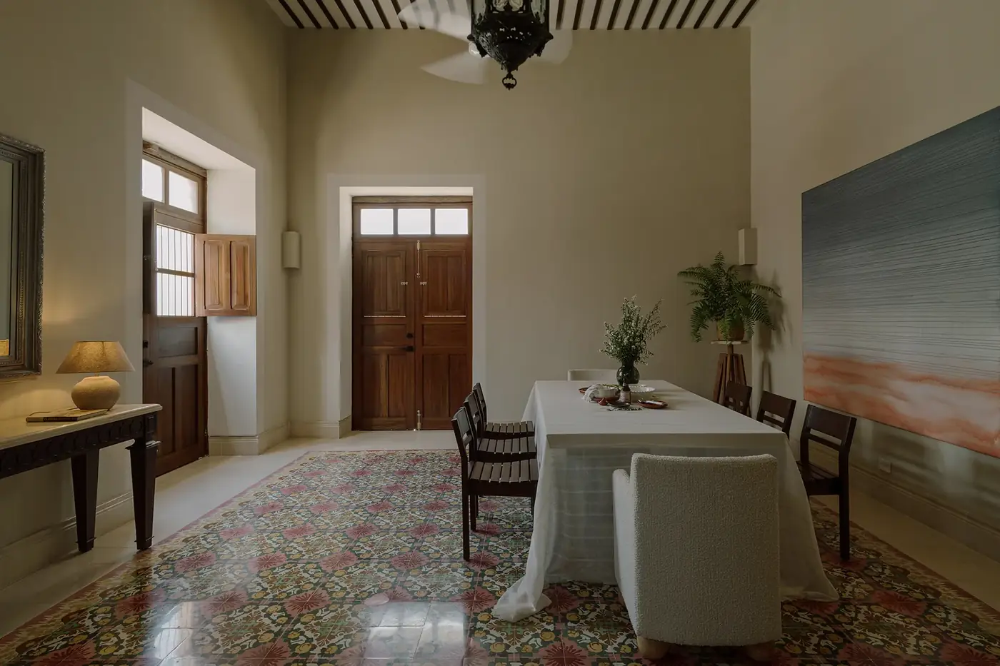Comedor restaurado de Casa Ex Templo con el piso de pasta conservado