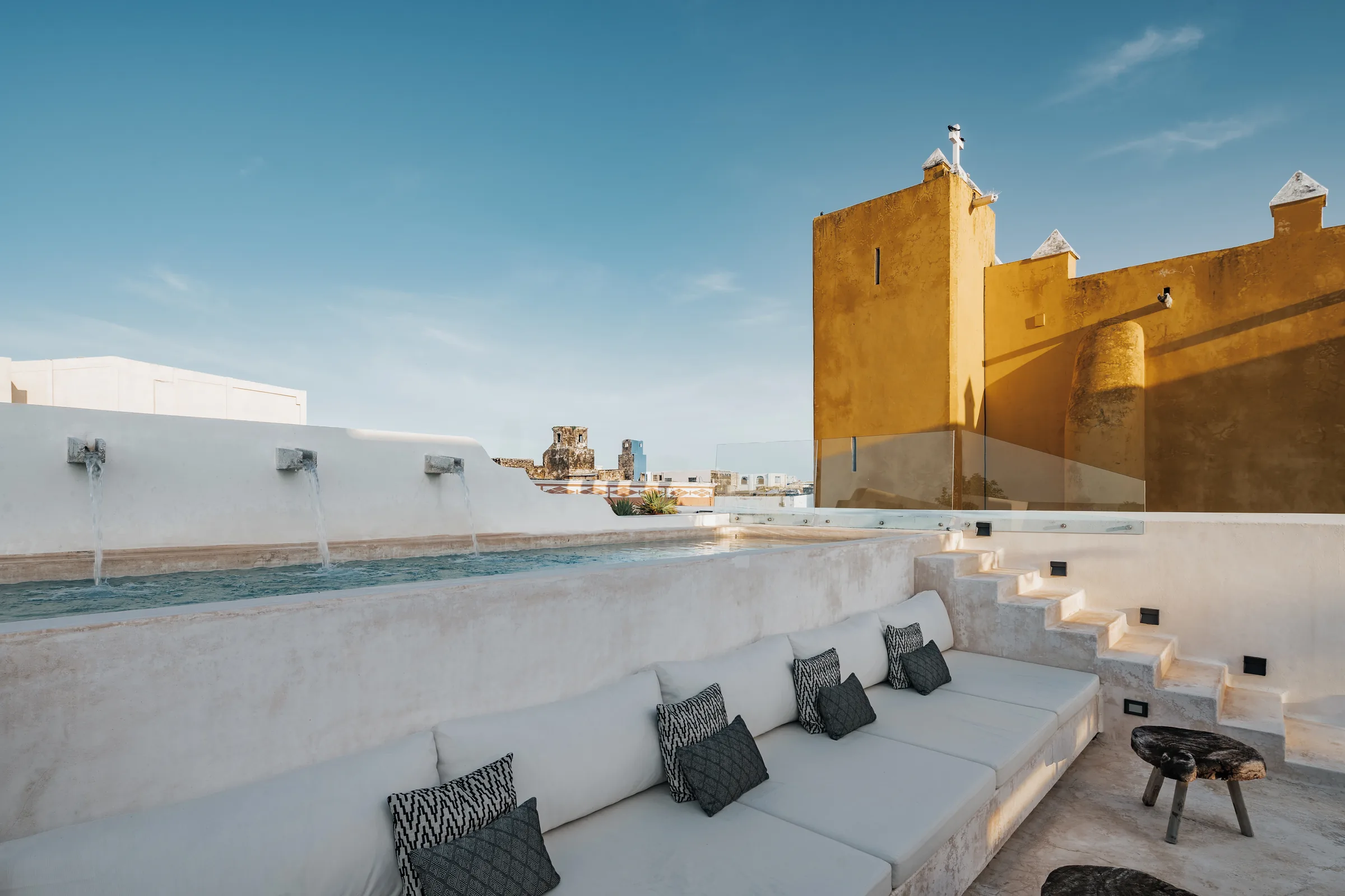 Toit-terrasse de Casa Japa avec piscine, jets d’eau et salon extérieur, face à l’église de Jesús
