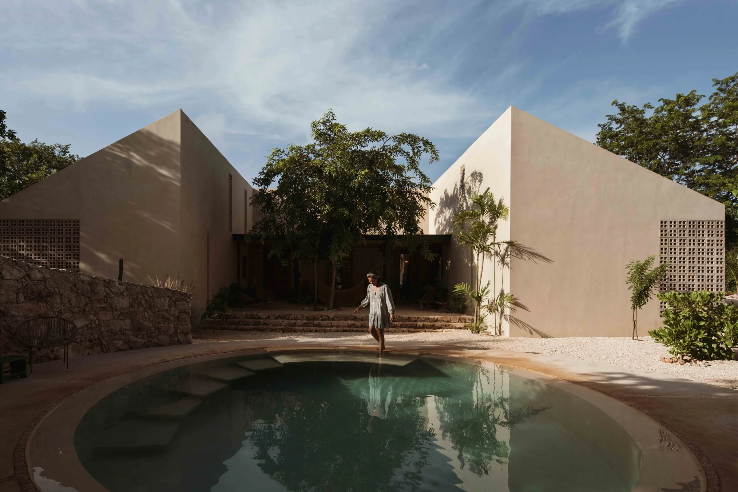 Circular pool between the two buildings of Galopina Casa Silvestre in Seyé