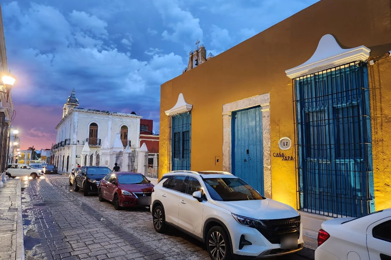 Atardecer en la calle 55 del centro histórico de Campeche, frente a Casa Japa