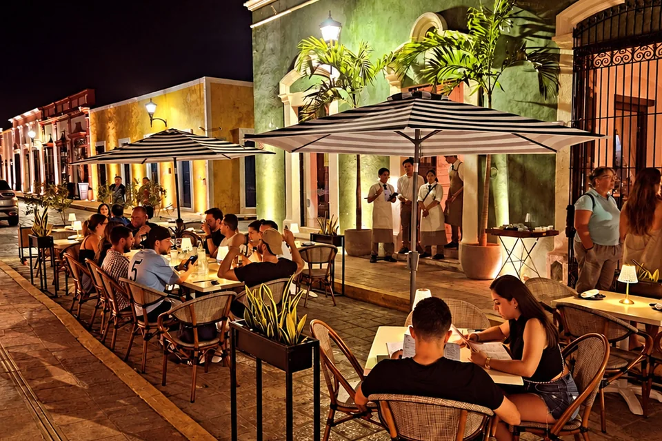 Tables en terrasse d’un restaurant de la Calle 59, le soir, dans le centre historique de Campeche