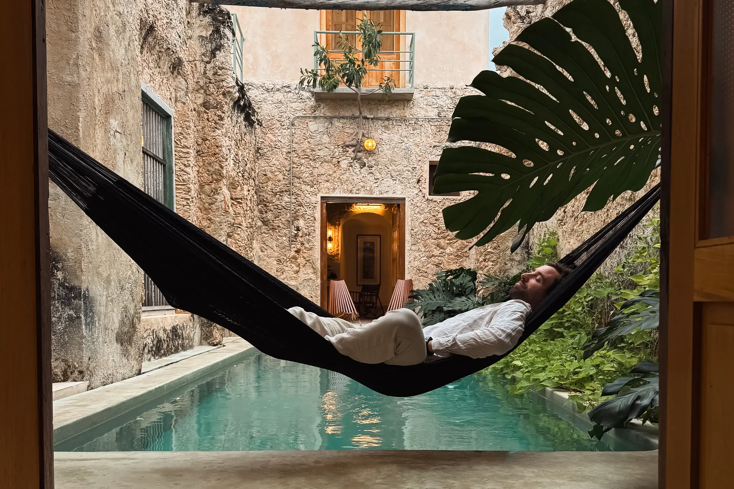 Siesta en una hamaca junto a la alberca, en el patio de Casa Zotz, Campeche
