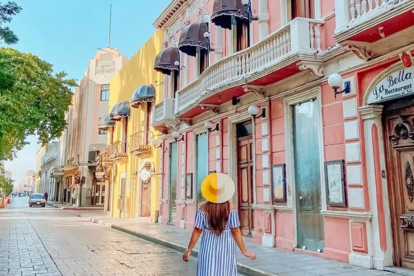 Calle del centro histórico de Mérida con fachadas de colores