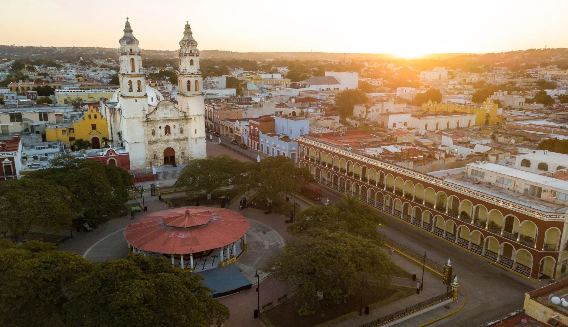 Plaza Principal y Catedral de Campeche al amanecer, vistas desde el aire