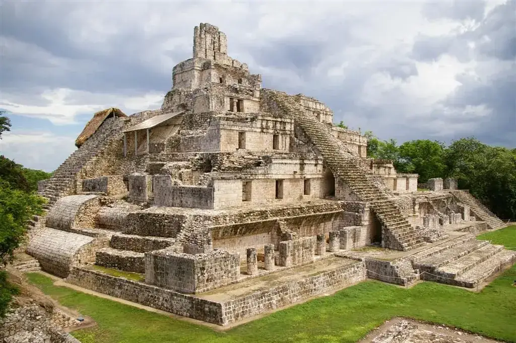 El Edificio de los Cinco Pisos en la zona arqueológica de Edzná, Campeche