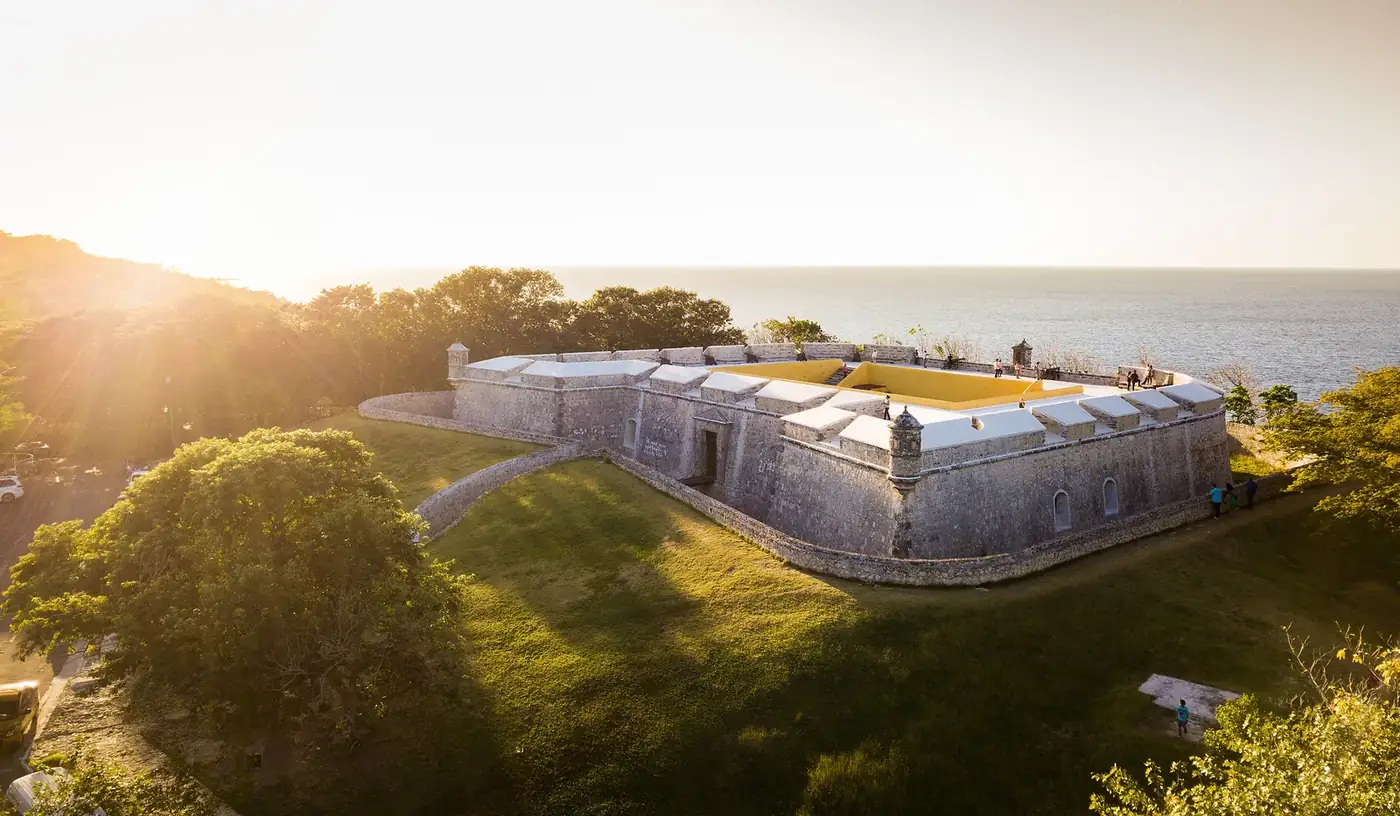 El Fuerte de San Miguel junto al Golfo de México al atardecer, sede del museo arqueológico de la ciudad