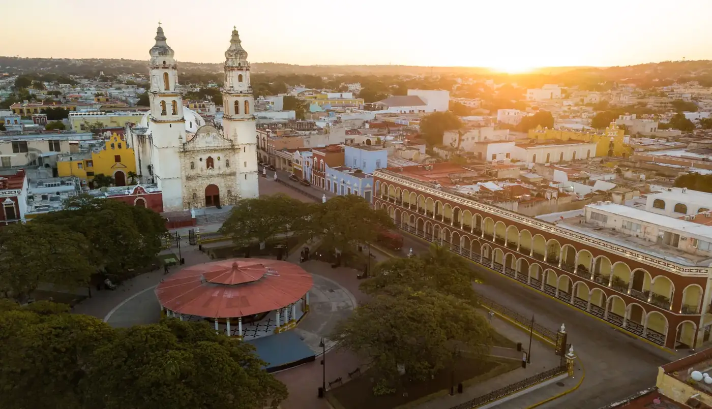 La Plaza Principal y la Catedral de Campeche al atardecer, vistas desde el aire