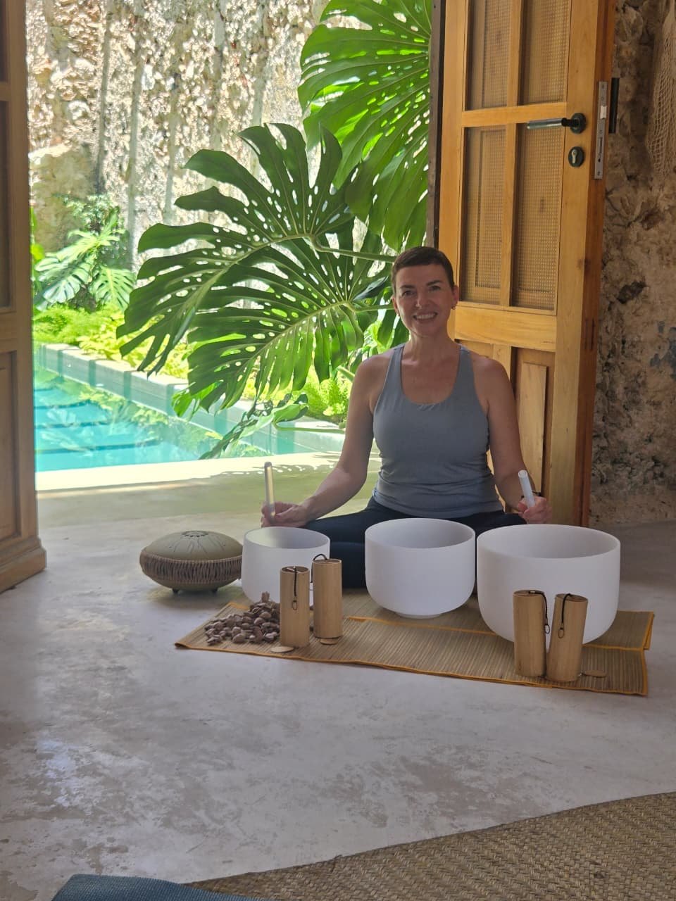 Sesión de yoga y sonido con cuencos de cristal de cuarzo en una casona de Casonas MX